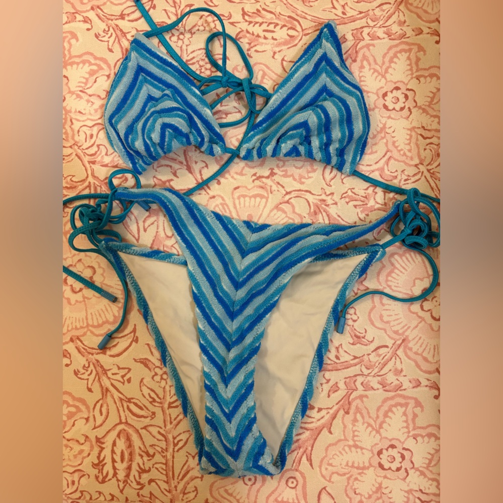 Blue Triangl!! Barely worn!!